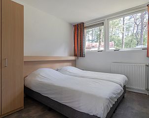 Schlafzimmer im Bungalow Kraaijbeek, Doorn, mit bequemen Betten und Blick auf die grne Utrechtse Heuvelrug.