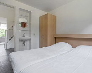 Praktisches Schlafzimmer im Bungalow Kraaijbeek, Doorn, Utrechtse Heuvelrug, mit Zugang zum modernen Badezimmer.