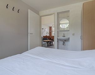 Komfortables Schlafzimmer im Bungalow Kraaijbeek, Doorn, mit frischer Einrichtung und Zugang zum Wohnzimmer am Utrechtse Heuvelrug.