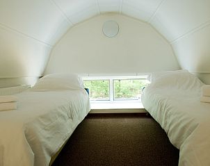Gemtliches Mansardenzimmer mit zwei Betten im Bungalow Kraaijbeek, Doorn, Utrechtse Heuvelrug, ideal fr eine gute Nachtruhe.
