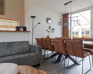 Moderne Ess- und Sitzecke im Bungalow Kraaijbeek, Doorn, mit stilvollen Mbeln und Blick auf die Utrechtse Heuvelrug.