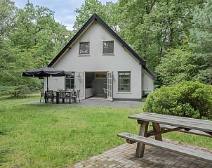 Vakantiewoning Molenbosch in Doorn, Utrechtse Heuvelrug, omringd door bosrijke natuur met een gezellig terras en picknicktafel.
