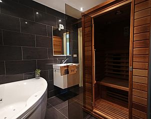 Luxe badkamer met sauna in Vakantiewoning Molenbosch, Doorn, Utrechtse Heuvelrug. Ontspanning en comfort in een stijlvol vakantiehuis.