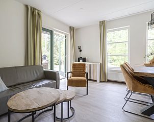 Gezellige woonkamer van Vakantiewoning Hydepark in Doorn, Utrechtse Heuvelrug, met moderne inrichting en uitzicht op de natuur.