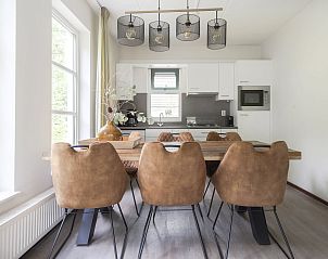 Stijlvolle eetkamer van Vakantiewoning Hydepark in Doorn, Utrechtse Heuvelrug, met moderne inrichting en veel natuurlijke lichtinval.