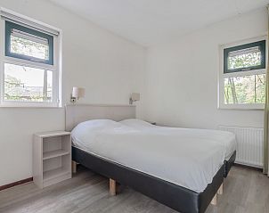 Sfeervolle slaapkamer in Vakantiewoning Hydepark, Doorn, Utrechtse Heuvelrug, met comfortabel tweepersoonsbed en uitzicht op de serene natuur.