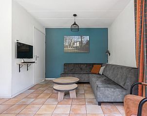 Gezellige woonkamer in Vakantiewoning Beukenrode, Doorn, Utrechtse Heuvelrug, met comfortabele zithoek en moderne inrichting.