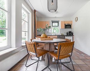Gezellige eetkamer in Vakantiewoning Beukenrode, Doorn, Utrechtse Heuvelrug, met moderne keuken en veel natuurlijk licht.