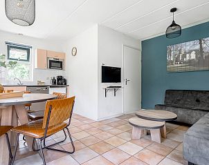 Gezellige woonkamer van Vakantiewoning Beukenrode in Doorn, Utrechtse Heuvelrug, met modern interieur en compleet ingerichte keuken.