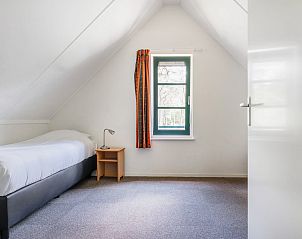 Sfeervolle slaapkamer in Vakantiewoning Beukenrode, Doorn, Utrechtse Heuvelrug. Geniet van rust en comfort in deze knusse ruimte.