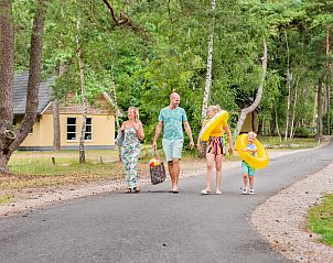 Gezin geniet van de natuur rondom Vakantiewoning Beukenrode in Doorn, Utrechtse Heuvelrug, ideaal voor ontspanning en avontuur.