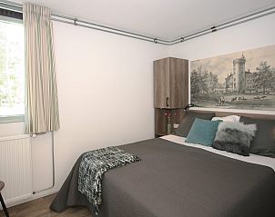 Slaapkamer in Aangepaste bungalow Sterkenburg, vakantiehuis in Doorn, Utrechtse Heuvelrug, met knusse sfeer en decoratie.