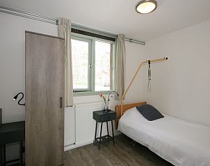 Tweede slaapkamer in Aangepaste bungalow Sterkenburg, vakantiehuis in Doorn, Utrechtse Heuvelrug, met eenpersoonsbedden.