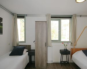 Ruime badkamer in Aangepaste bungalow Sterkenburg, vakantiehuis in Doorn, Utrechtse Heuvelrug, met moderne faciliteiten.