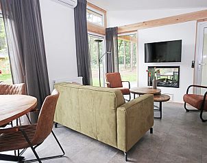 Gemtliches Wohnzimmer im Bungalow Molenstein, Doorn, Utrechtse Heuvelrug, mit Naturblick und moderner Einrichtung.