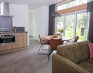 Gemtlicher Innenbereich des Bungalows Molenstein in Doorn mit moderner Kche und Blick auf die Natur des Utrechtse Heuvelrug.