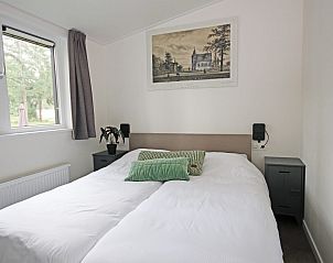 Attraktives Schlafzimmer im Bungalow Molenstein, Doorn, Utrechtse Heuvelrug. Komfortables Ferienhaus mit ruhiger Einrichtung und Blick in die Natur.