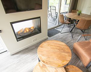 Moderne open haard in de zithoek van Bungalow Zuylestein, Doorn, Utrechtse Heuvelrug.