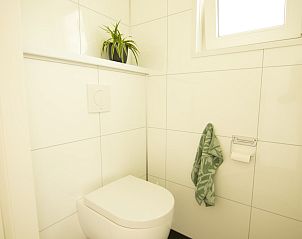 Moderne badkamer met toilet in Bungalow Zuylestein, Doorn, Utrechtse Heuvelrug.