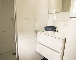 Stijlvolle badkamer met wastafel in Bungalow Zuylestein, Doorn, Utrechtse Heuvelrug.