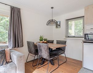 Stijlvolle woonkamer in Bungalow Ruiterberg, Doorn met comfortabele stoelen op de Utrechtse Heuvelrug.