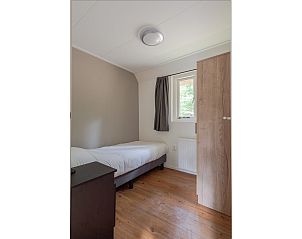 Keuken en eetruimte in Bungalow Ruiterberg, Doorn met moderne voorzieningen op de Utrechtse Heuvelrug.