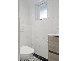 Hoofdslaapkamer in Bungalow Ruiterberg, Doorn met comfortabele bedden en uitzicht op de Utrechtse Heuvelrug.