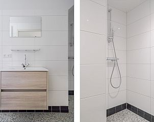 Moderne badkamer in Bungalow Ruiterberg, Doorn met toilet en wastafel op de Utrechtse Heuvelrug.