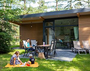 Gemtlicher Auenbereich im adaptierten Bungalow Sandenburg in Doorn, Utrechtse Heuvelrug, perfekt fr die Familie.