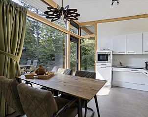 Essecke und Kche im angepassten Bungalow Sandenburg, Doorn, Utrechtse Heuvelrug, mit Blick auf die Natur.