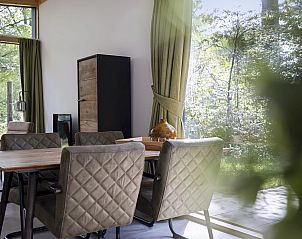 Esstisch im Custom Bungalow Sandenburg in Doorn, Utrechtse Heuvelrug, mit Blick auf die grne Umgebung.