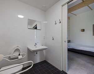 Barrierefreies Badezimmer im angepassten Bungalow Sandenburg, Doorn, Utrechtse Heuvelrug, mit praktischer Aufteilung.