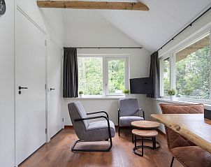 Binnenruimte van Bungalow Wallenburg, vakantiehuis in Doorn, met moderne meubels.