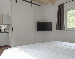 Slaapkamer van Bungalow Wallenburg, vakantiehuis in Doorn, met uitzicht op de natuur.