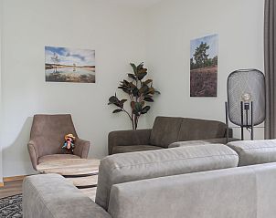 Familie geniet van het terras bij Vakantiewoning Heidestein, gelegen in Doorn, Utrecht.