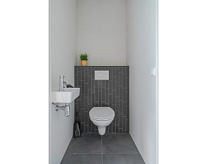 Slaapkamer met schuifdeur naar badkamer in Vakantiewoning Heidestein, Doorn.