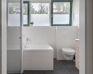 Moderne douche in de badkamer van Vakantiewoning Heidestein, Doorn, Utrecht.