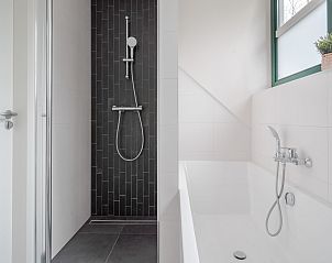 Stijlvolle badkamer met wastafel in Vakantiewoning Heidestein, Doorn, Utrecht.