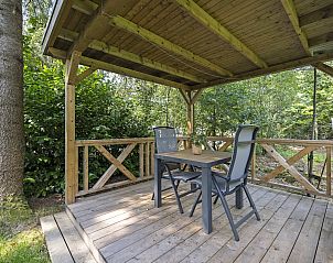 Gezellige veranda bij Bungalow Anderstein, Doorn, Utrechtse Heuvelrug, ideaal voor buiten dineren.