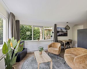 Comfortabele zithoek in Bungalow Anderstein, Doorn, Utrechtse Heuvelrug met moderne inrichting.