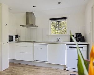 Moderne keuken in Bungalow Anderstein, Doorn, Utrechtse Heuvelrug met uitzicht op het bos.