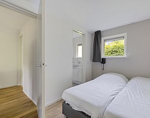 Slaapkamer in Bungalow Anderstein, Doorn, Utrechtse Heuvelrug met tweepersoonsbed en natuurlijke lichtinval.