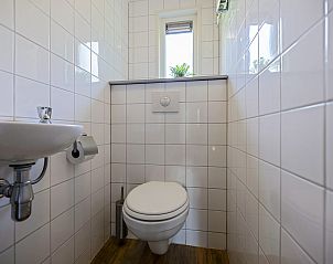 Stijlvolle badkamer in Bungalow Anderstein, Doorn, Utrechtse Heuvelrug met moderne voorzieningen.