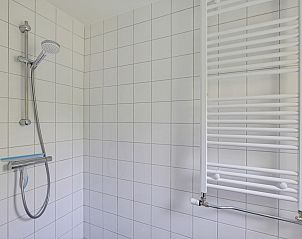 Ruime douche in Bungalow Anderstein, Doorn, Utrechtse Heuvelrug met moderne afwerking.