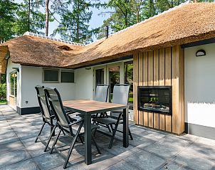 Terrasse mit Esstisch im Bungalow Dennenburg, Ferienhaus in Doorn, Utrechtse Heuvelrug.