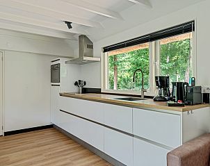 Kche mit Blick auf die Natur im Bungalow Dennenburg, Doorn, Utrechtse Heuvelrug.