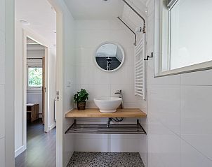 Stilvolles Badezimmer mit Waschbecken im Bungalow Dennenburg, Doorn, Utrechtse Heuvelrug.