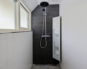Begehbare Dusche mit moderner Ausstattung im Bungalow Dennenburg, Doorn, Utrechtse Heuvelrug.