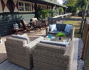 Gezellig terras bij Arendsnest, een vakantiehuis in Renswoude, Utrechtse Heuvelrug, Utrecht.