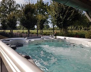 Uitzicht vanuit de jacuzzi bij Arendsnest, een vakantiehuis in Renswoude, Utrechtse Heuvelrug, Utrecht.